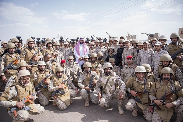 الامير محمد بن سلمان يتوسط مجموعة من الجنود