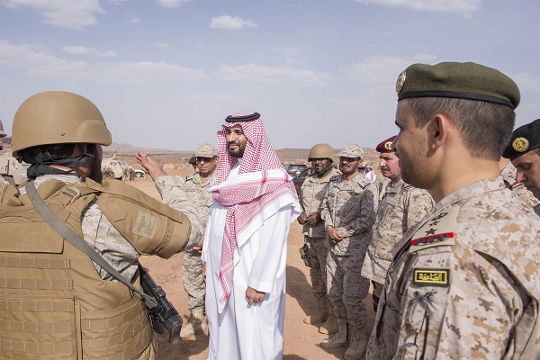 صورة جماعية لجنود سعوديين والأمير محمد بن سلمان خلال زيارته