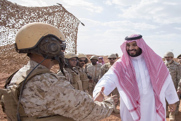 الأمير محمد بن سلمان يحيي الجنود المرابطين على الحدود ويرفع معنوياتهم