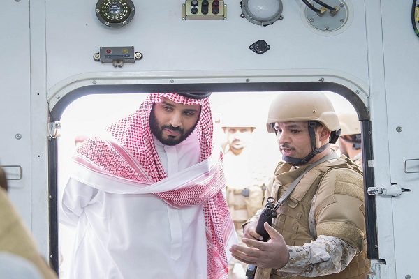 ولي ولي العهد السعودي مطلعا على التجهيزات العسكرية في الميدان