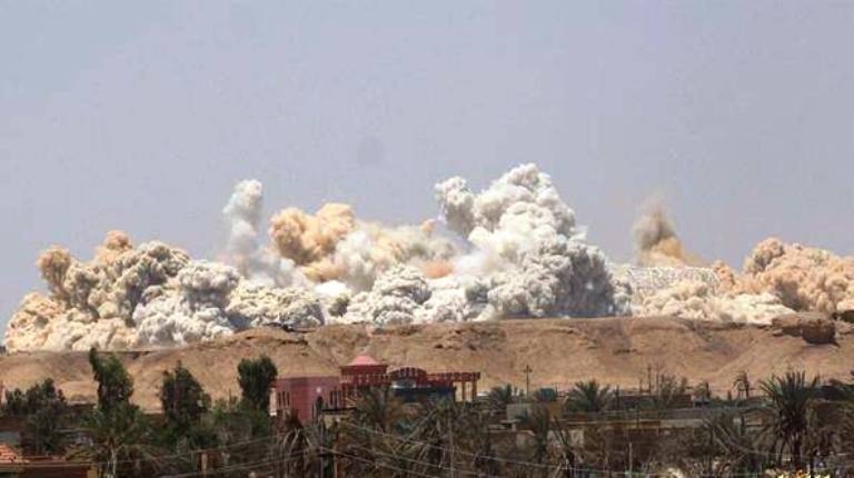 داعش يقوم بتفجير ملعب الرمادي بالكامل