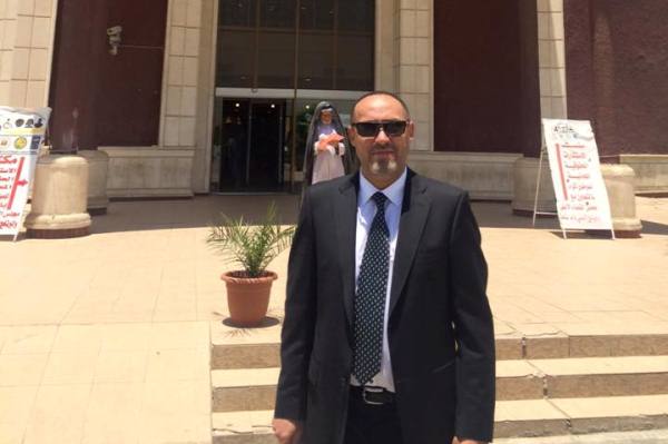 نبيل جاسم امام مبنى قصر القضاء في الرصافة في بغداد