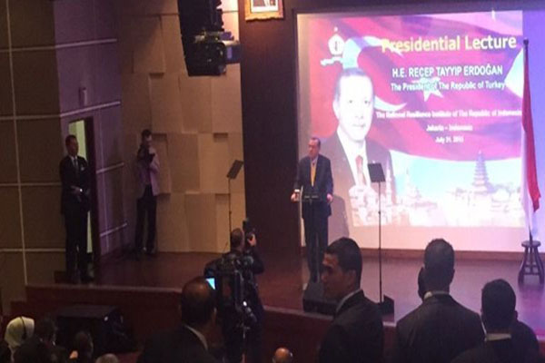 الرئيس التركي ملقيًا كلمة خلال جولته الحالية في أندونيسيا