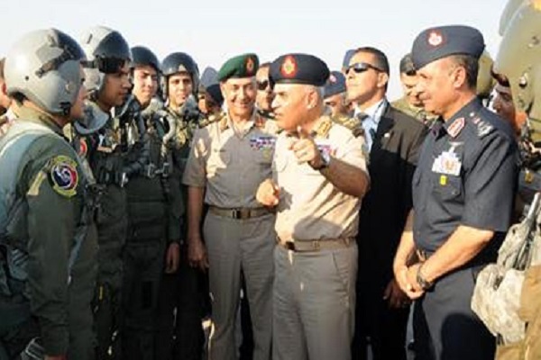 وزير الدفاع المصري يستمع مع طيارين