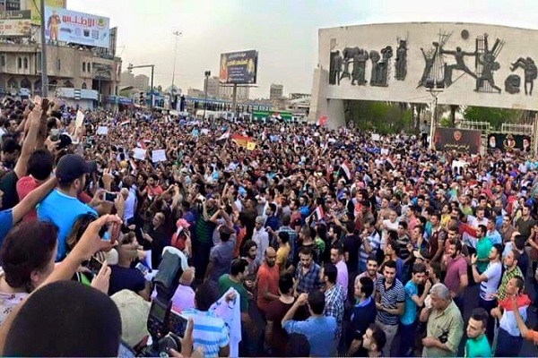 متظاهرون عراقيون بساحة التحرير وسط بغداد يحتجون على نقص الخدمات