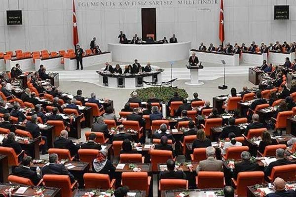 البرلمان التركي يناقش التطورات في اجتماع طارئ