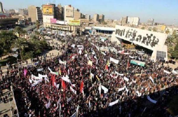 محتجون عراقيون في ساحة التحرير وسط بغداد