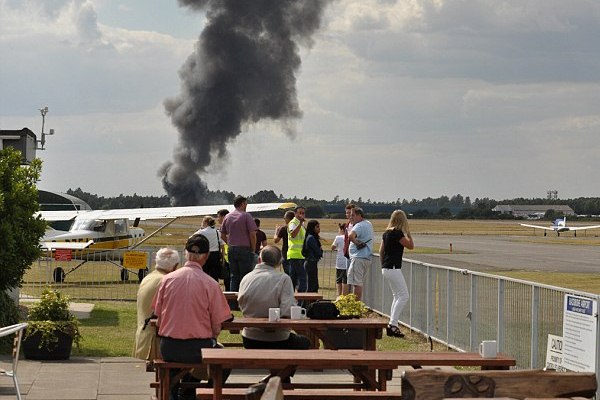 الدخان يتصاعد بعد تحطم الطائرة