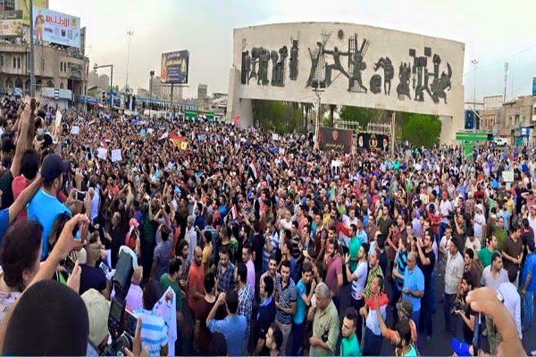 متظاهرون عراقيون خرجوا للاحتجاج ضد نقص الخدمات وفققدان الكهرباء