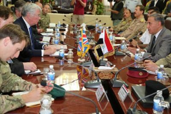 وزيرا الدفاع العراقي والبريطاني خلال مباحثاتهما في بغداد اليوم