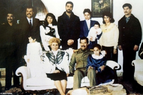 صدام مع زوجته ساجدة ونجليه عدي وقصي وبناته الثلاث وزوجي الكبيرتين