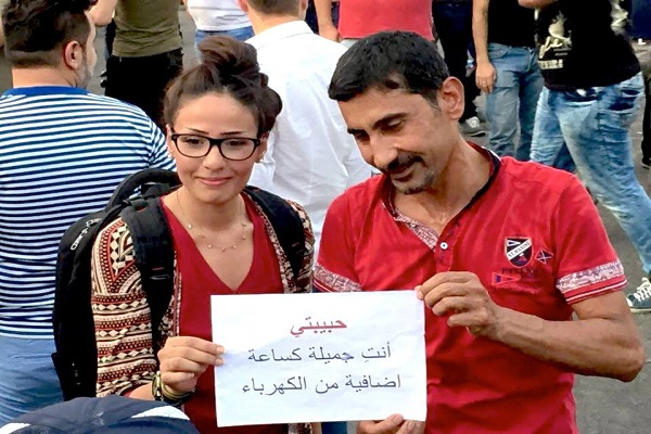محتجون يرفعون شعارات ساخرة في شوارع بغداد
