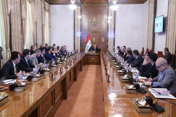 الحكومة العراقية منعقدة برئاسة العبادي بعد تقليص عدد وزاراتها