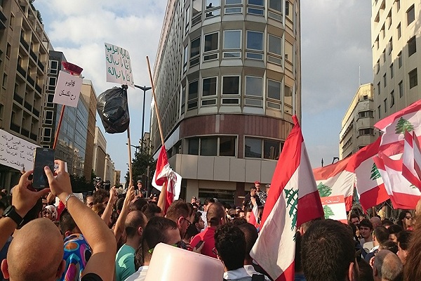 حملة #طلعت_ريحتكم في وسط بيروت (الصورة من صفحة الحملة على الفايسبوك)