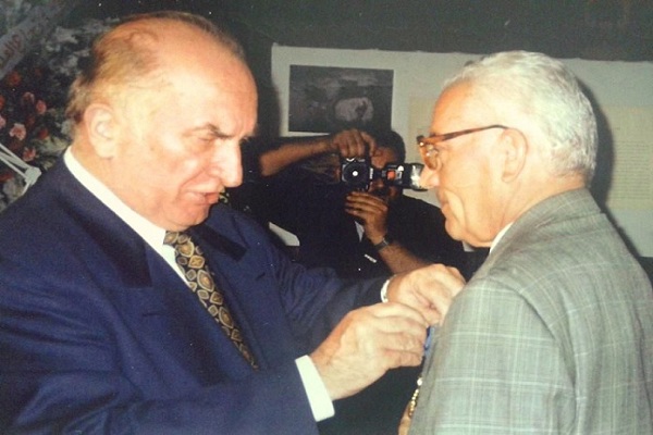 سفير بولندا في 1998 بدمشق يقلد خالد الأسعد وسام الاستحقاق