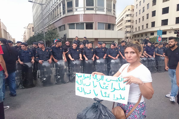 متظاهرة لبنانية تطالب السياسيين بالرحيل