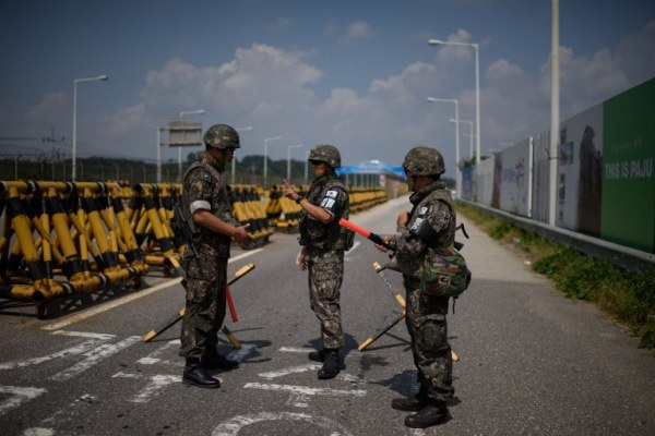 جنود من كوريا الجنوبية يقفون عند طريق يؤدي إلى الجارة الشمالية