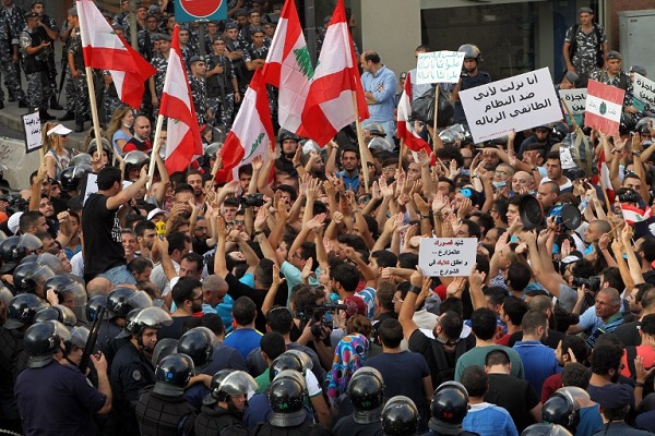 لبنانيون يتظاهرون في وسط بيروت 