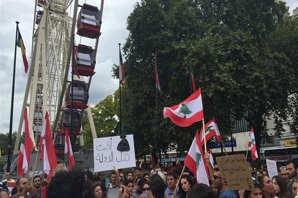 متظاهرون لبنانيون يتضامنون مع حملة #طلعت_ريحتكم في بلاد الاغتراب
