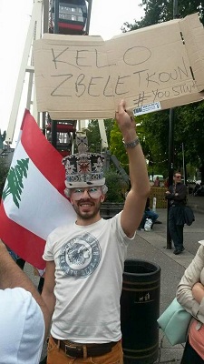 متظاهر لبناني في لندن