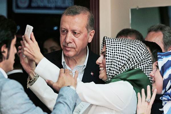 إردوغان و(سيلفي) مع نسوة في الانتخابات الأخيرة