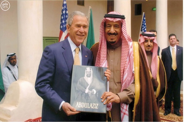 الملك سلمان خلال لقائه مع الرئيس الاميركي السابق جورج بوش الابن