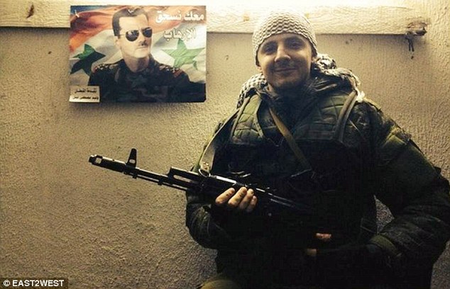 جندي وصورة تذكارية مع صورة الأسد