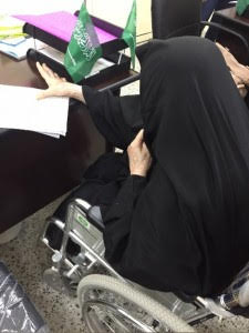 مسنة تسجل في الانتخابات البلدية في السعودية