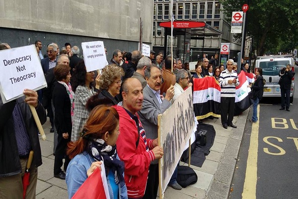 عراقيو لندن يتظاهرون تضامنا مع مواطنيهم في العراق