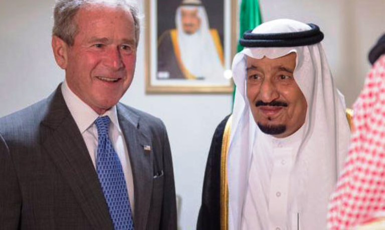 الملك سلمان مستقبلاً الرئيس الأسبق بوش (واس) 