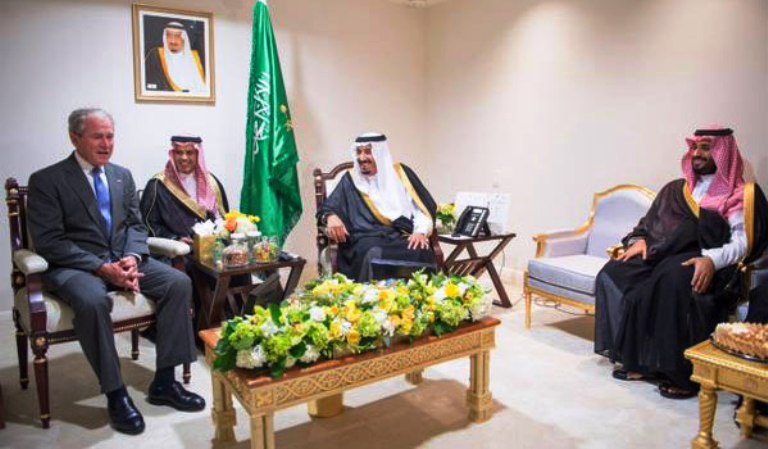 الملك خلال الحديث مع بوش بحضور محمد بن سلمان