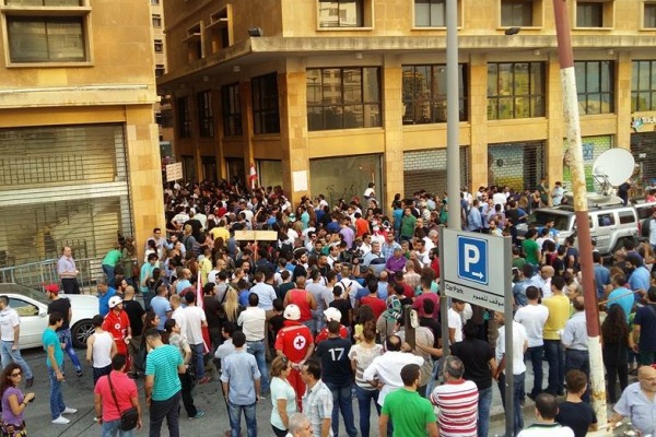 متظاهرون لبنانيون أمام مبنى وزارة البيئة