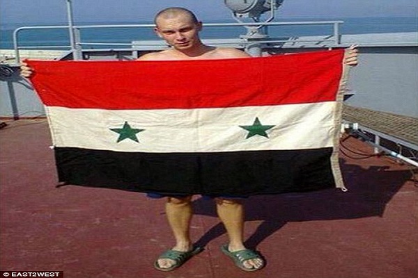 جندي روسي مع العلم السوري
