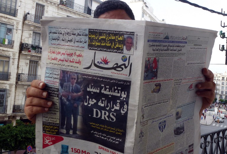 مواطن جزائري يطالع صحيفة محلية يوما واحدا بعد الزوبعة التي خلفها قرار اقالة مدير المخابرات القوي