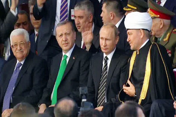 بوتين وضيوفه خلال افتتاح المسجد 