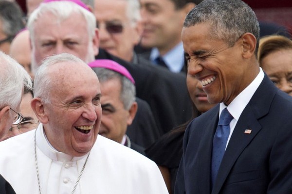 أوباما استقبل البابا شخصيا على مدرج قاعدة اندروز