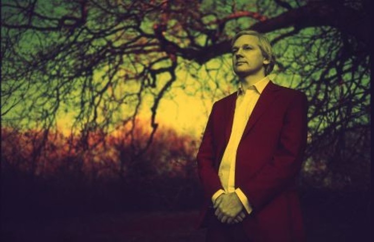 صورة جوليان أسانج بالأشعة تحت الحمراء 