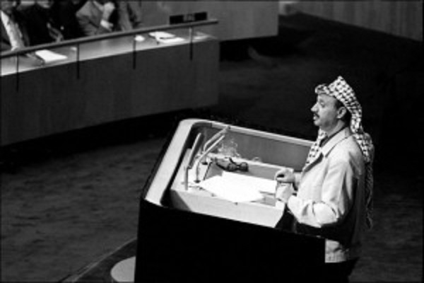 ياسر عرفات حين وقف وهاجم إسرائيل في الأمم المتحدة