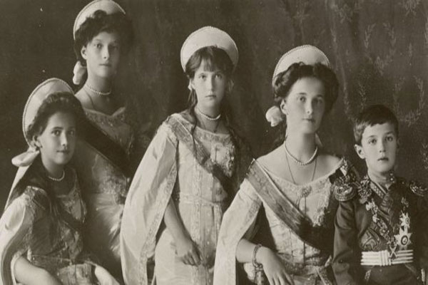 الأميرات رومانوف الأربع مع شقيقهن أليكسي