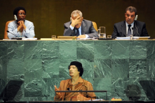 القذافي بعدما مزق ميثاق الأمم المتحدة