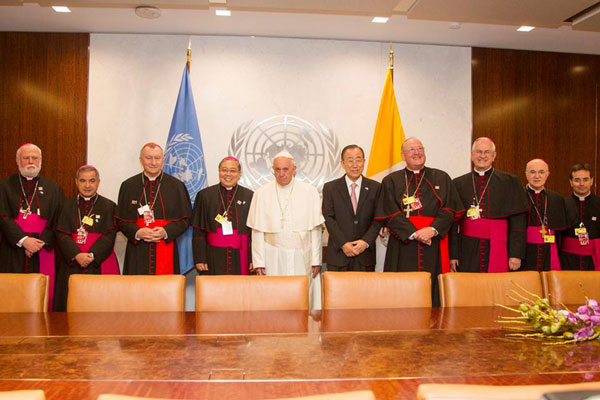البابا مع بان كي مون ورجال دين في الأمم المتحدة
