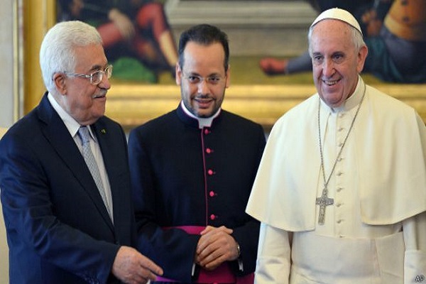 الرئيس الفلسطيني إلى جانب البابا فرنسيس