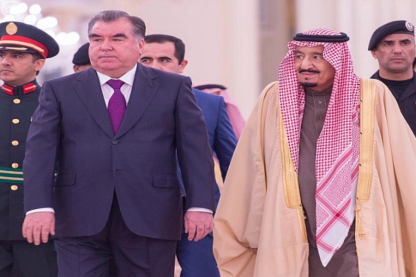 العاهل السعودي خلال استقباله رئيس جمهورية طاجيكستان