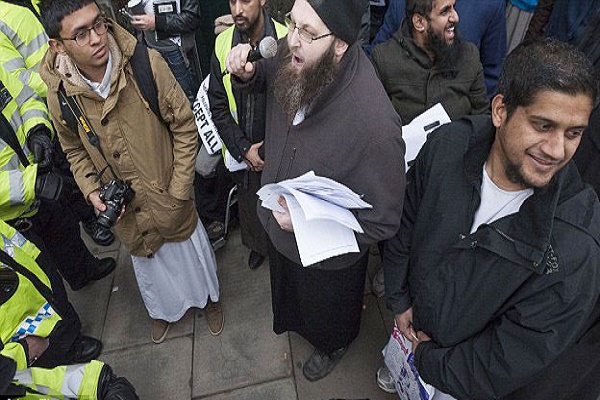 سيدهارتا ذر خلال مشاركته في تظاهرة لجماعة (المهاجرون) في لندن