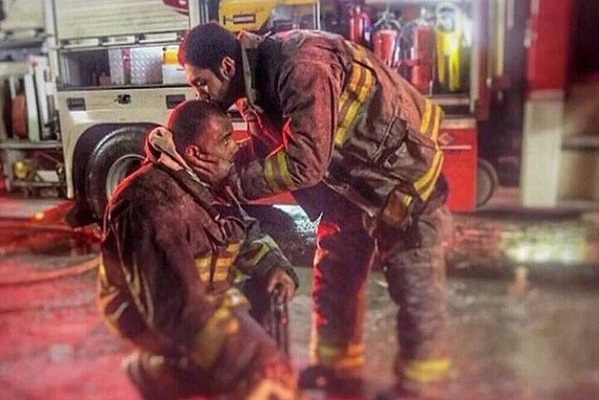 ابن حاكم دبي يقبل رأس احد رجال الاطفاء