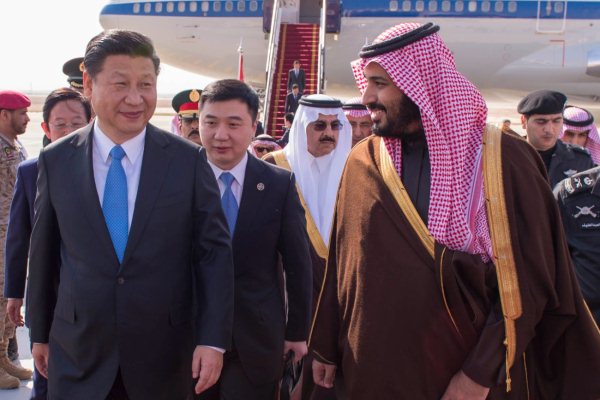 الأمير محمد بن سلمان خلال استقباله الرئيس الصيني لدى وصوله إلى مطار الملك خالد الدولي
