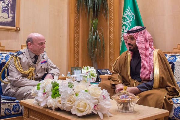 الأمير محمد بن سلمان خلال اجتماعه بنائب قائد الأركان البريطاني