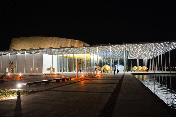يستضيف فعاليات المؤتمر مسرح البحرين الوطني، ومتحف البحرين الوطني والمركز الإقليمي العربي للتراث العالمي