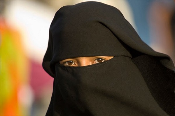 كاميرون اقترح منع البرقع والنقاب في المدارس والمحاكم