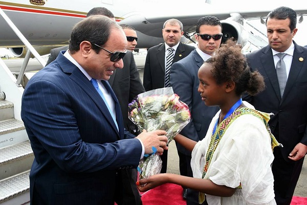 طفلة إثيوبية تقدم الورد للسيسي
